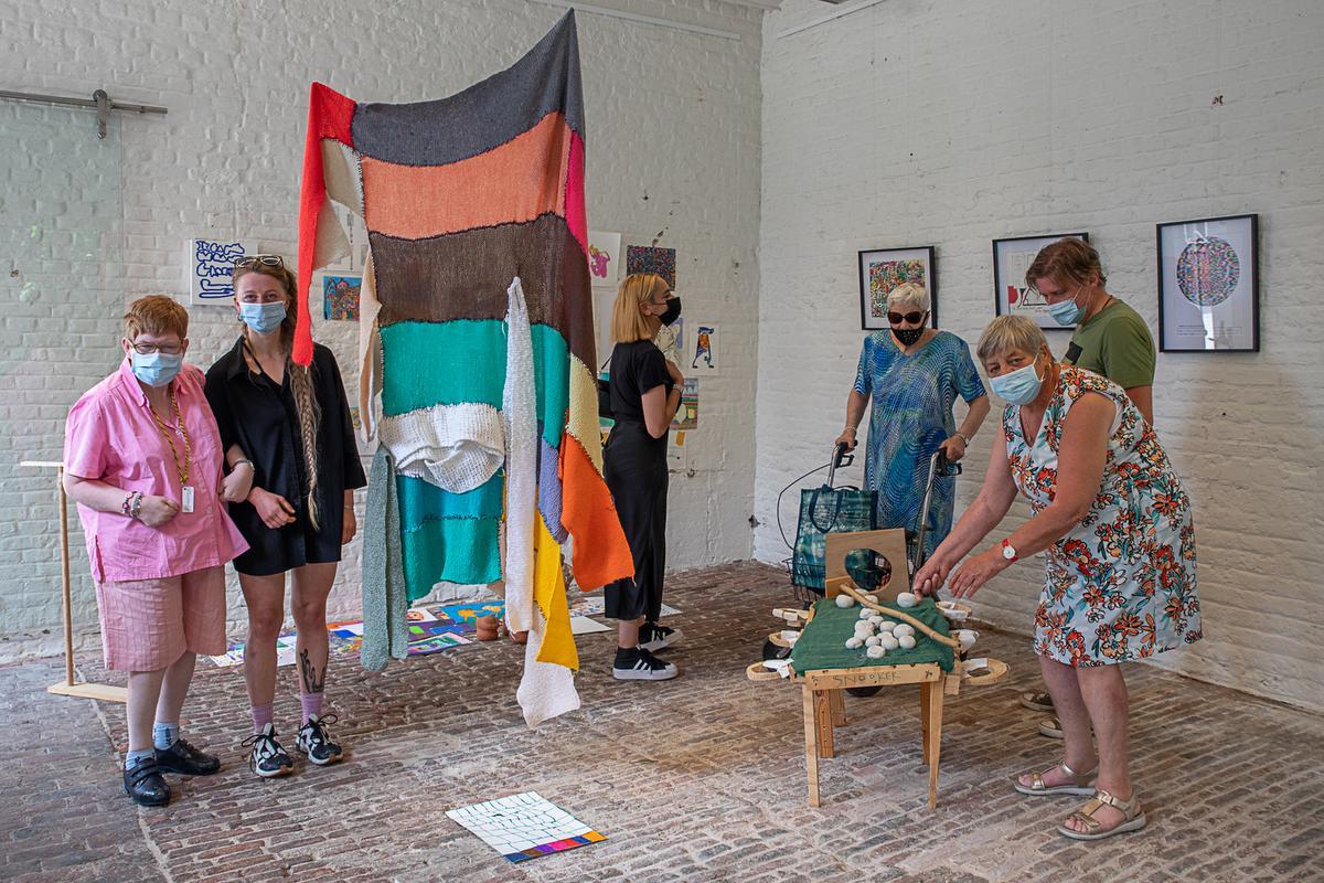 Leefgroep “Comfort” van Mivalti bezoekt samen met hun begeleiders de tentoonstelling.©Wouter Meeus foto WME