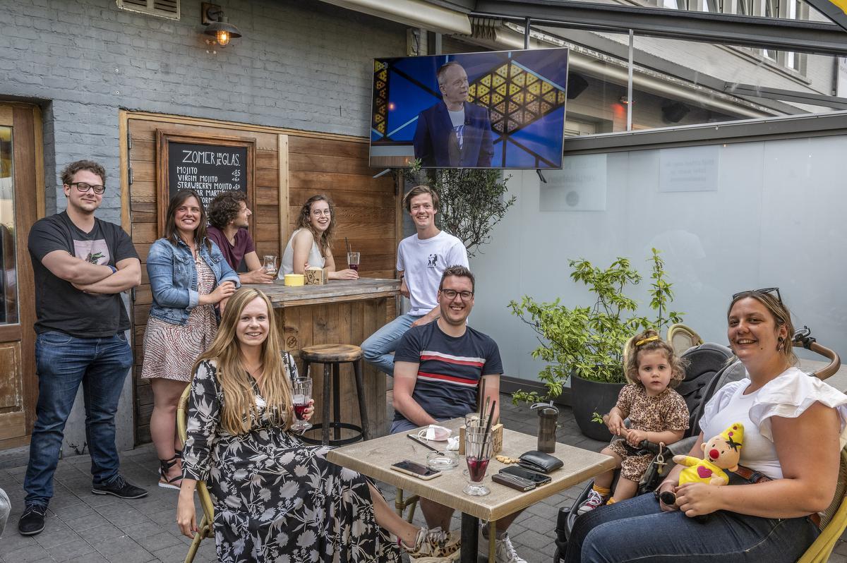 Samen met Korneel Alliet, Bram Dekiere, Marjoleine Delva, Eva Bossuyt, Yannick Desmadryl, de kleine Estée Desmadryl, Florien Lecluse, Els Wulleman keek Thomas Witdouck op het terras van Café Cirque naar de derde aflevering van Blokken.© Stefaan Beel