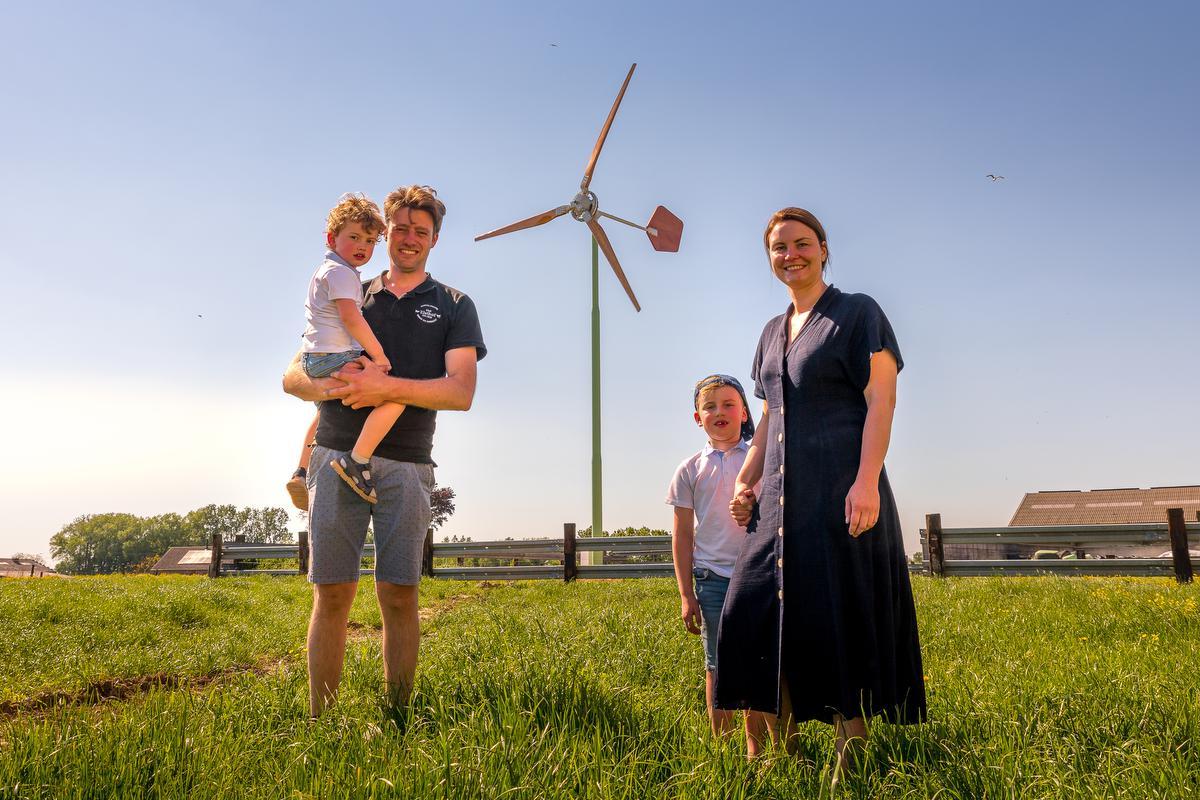 Piet Vanbruwaene en Elien Colpaert, hier met hun zoontjes Audric (3) en Clément (6) zijn trots op hun eigen windmolen.©Wouter Meeus