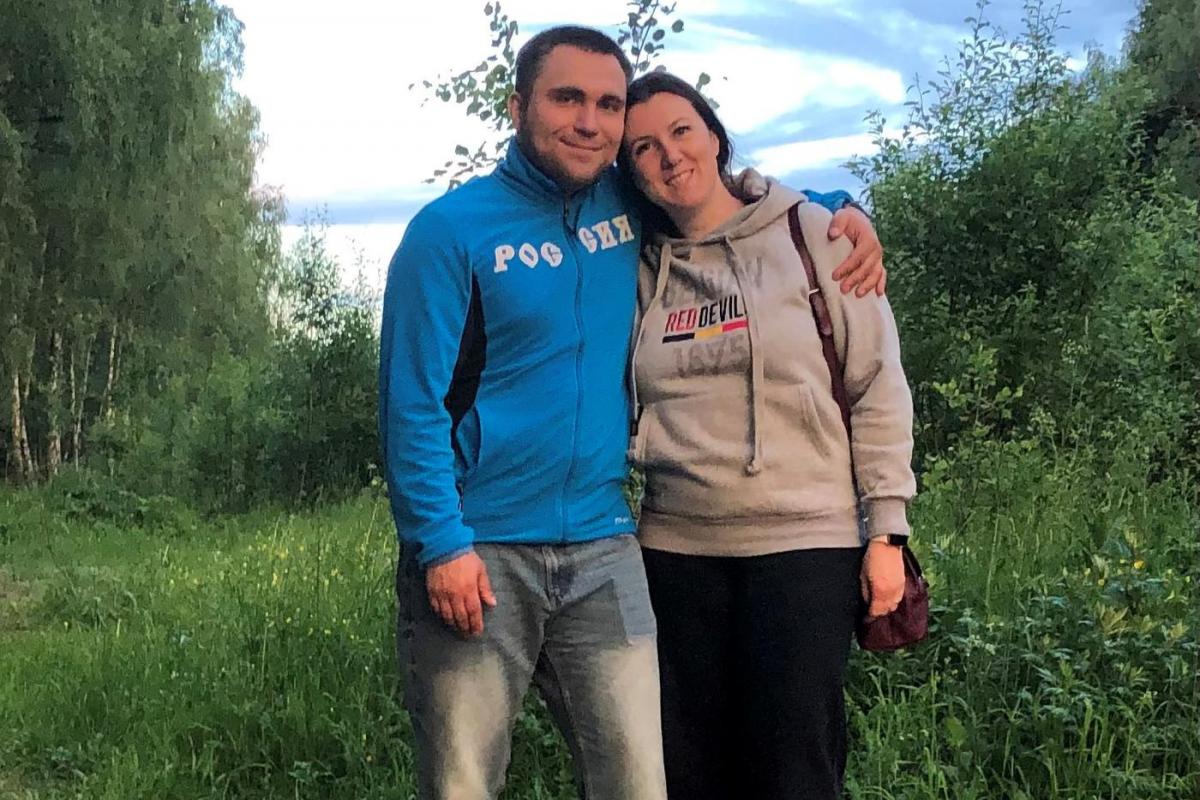 Sofie Vandeputte en haar vriend Anton Nikolaenko: “Kijken naar voetbal doet me vooral met heimwee terug denken aan de matchen die ik samen met mijn papa bekeek op tv.”© gf