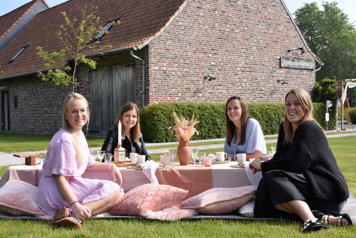 Sigrid Gaudissabois, Fran Lambert, Sharon en Laurien Verwilst aan een picknicktafel zoals ook hun gasten ze zullen gepresenteerd krijgen.©TOM VAN HOUTTE foto TVW