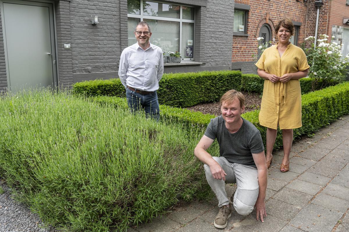 Stad Roeselare wil inzetten op ecologisch tuinadvies. We zien Henk Kindt, Dieter Willems en Michèle Hostekint. (foto SB)© Stefaan Beel