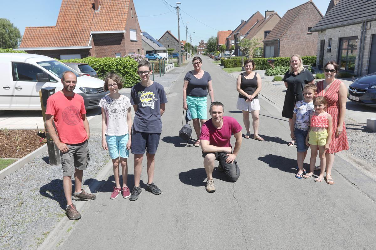 Een protesterende bewonersdelegatie van de Berg op Zoomstraat met links Nick Diopere: “We eisen dringend de vroegere situatie terug.”©Johan Sabbe