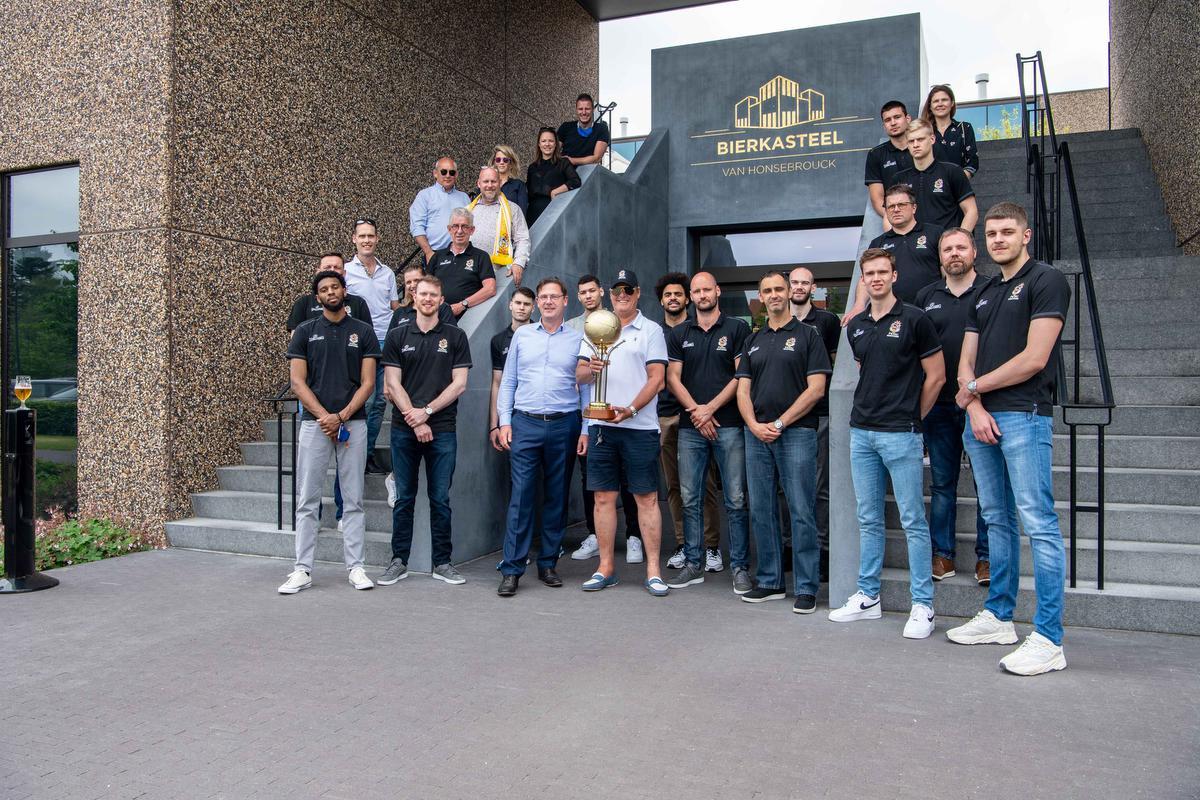 We zien general manager van basket Filou Oostende Marie De Clerck, ceo Xavier Vanhonsebrouck van Bierkasteel en voorzitter Johan Verborgh.© Frank Meurisse