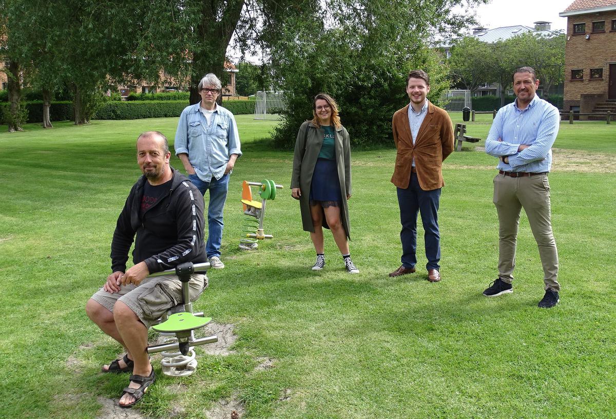 Buurtbewoners Hendrik Tanghe en Philip Braithwaite krijgen de steun van Inneke Doyen, Michael Vanhee en Karel Labens.© FRO