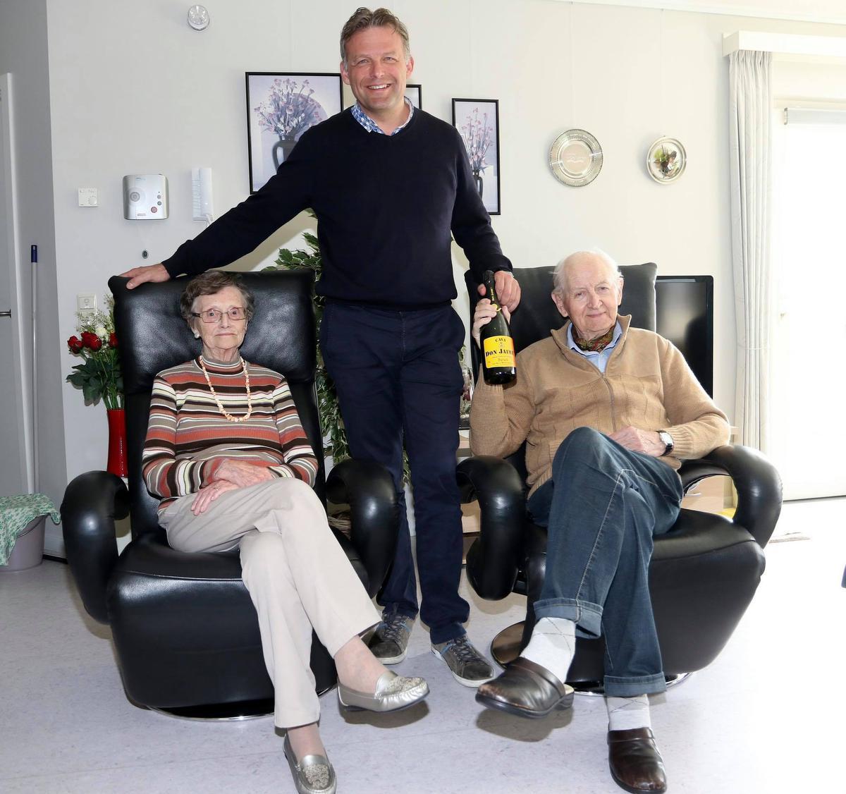 Burgemeester Steve Vandenberghe bracht nog heel regelmatig een bezoek aan zijn politieke peetvader Georges Vanden Berghe, hier samen met zijn eerder overleden echtgenote Jacqueline op de foto.© (Foto MM)
