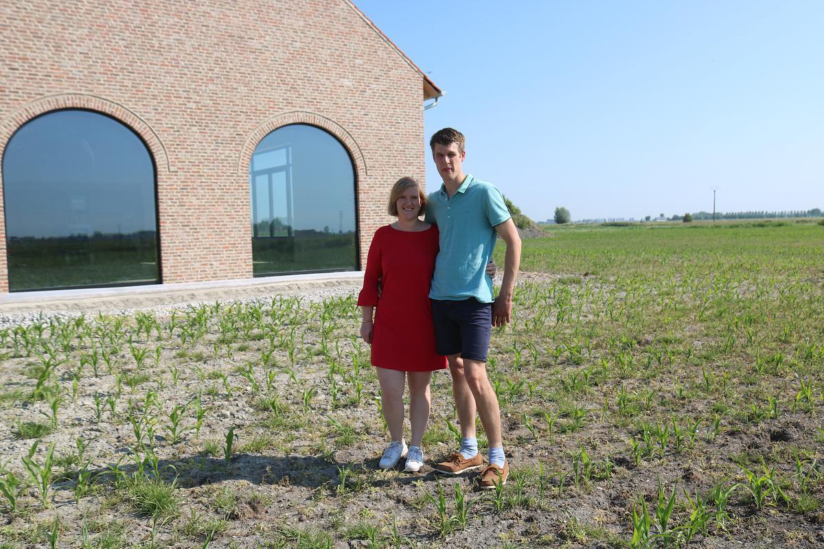 Lore Igodt en Dries Stroo bij het veld waar het maisdoolhof groeit© AC
