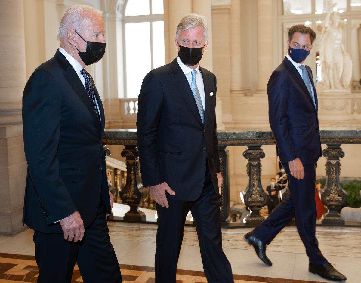 Joe Biden met koning Filip en premier Alexander De Croo.© BELGA