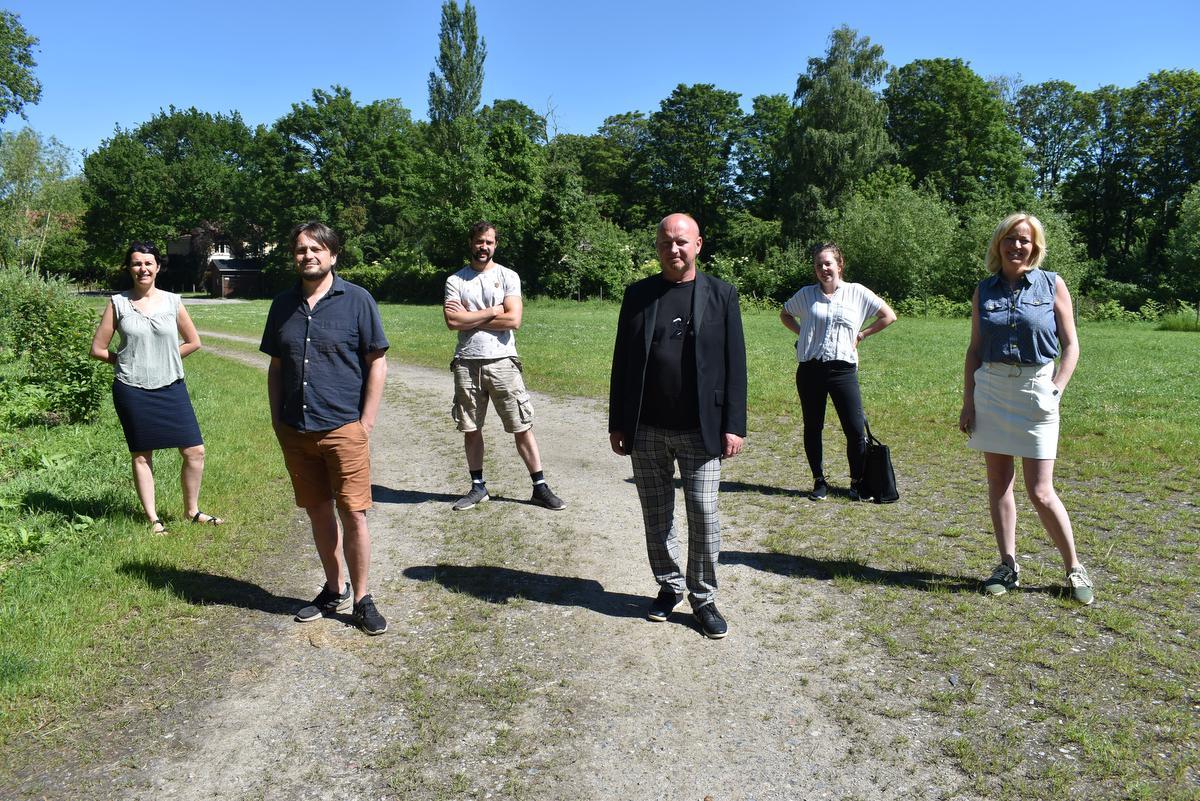 Op de foto zien we in het Hamiltonpark vooraan v.l.n.r. Sammy Roelant, Peter Vanthuyne en Lieve De Cuyper. Achteraan herkennen we v.l.n.r. Lieve Goemaere, Korneel Bracqué en Joke Neels. (foto TOGH)