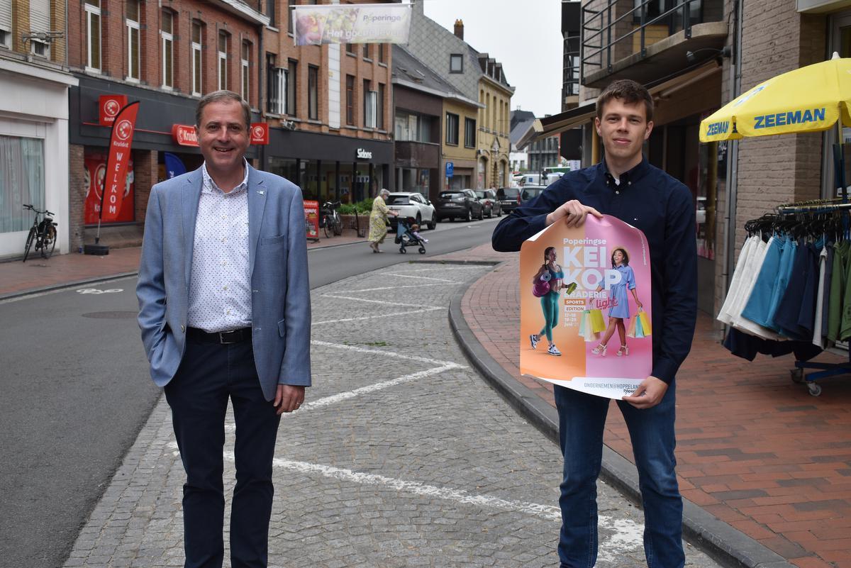 We zien burgemeester Christof Dejaegher en deskundige lokale economie Lennert Coutigny in het centrum van de hoppestad. (foto TOGH)