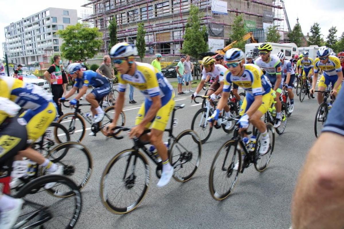 Veel sfeer en volk bij de start in Waregem.© EC