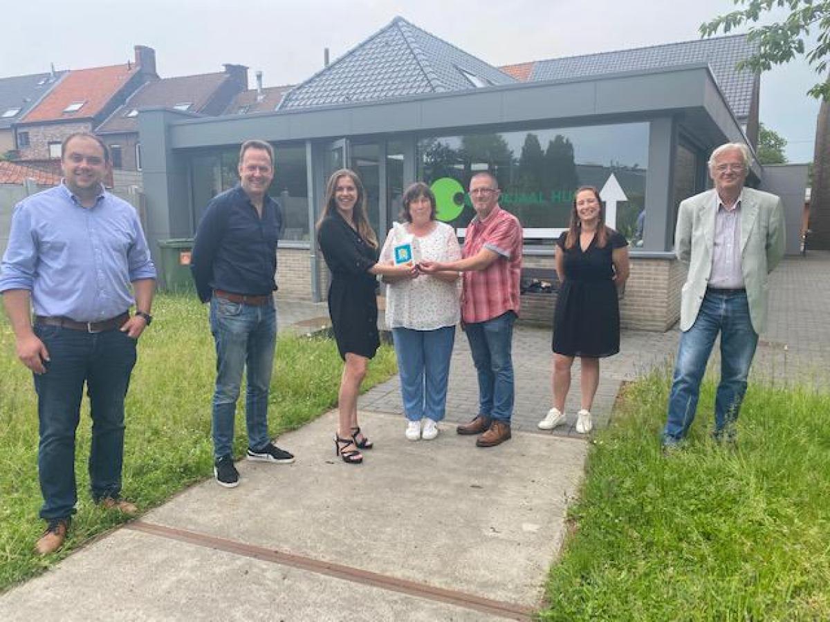 De mensen van Pleegzorg West-Vlaanderen overhandigen het officiële ‘pleegzorglabel’ aan het schepencollege van Beernem.© (Foto AVH)