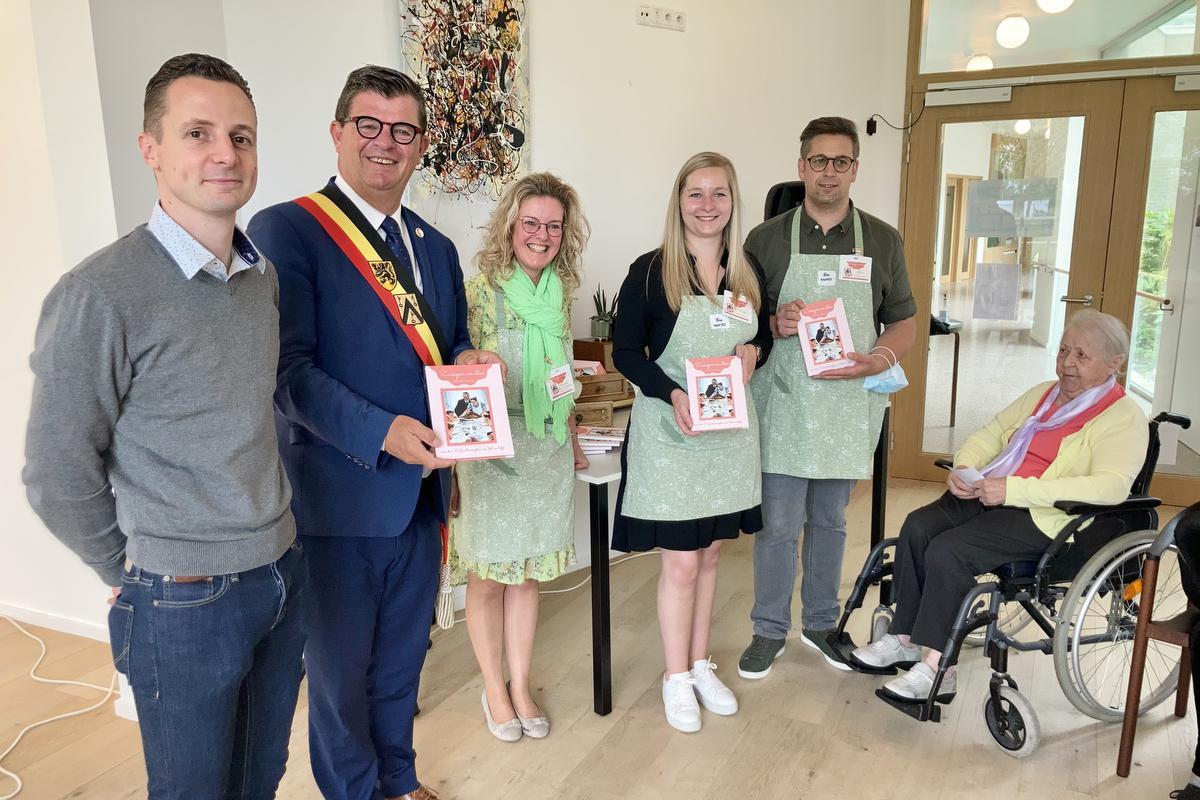 Chef Pieter-Jan Rombaux, burgemeester Bart Tommelein, directeur Françoise Van Hoorebeke en ergotherapeuten Hannah Knockaert en Glenn Neyens.© Gillian Lowyck