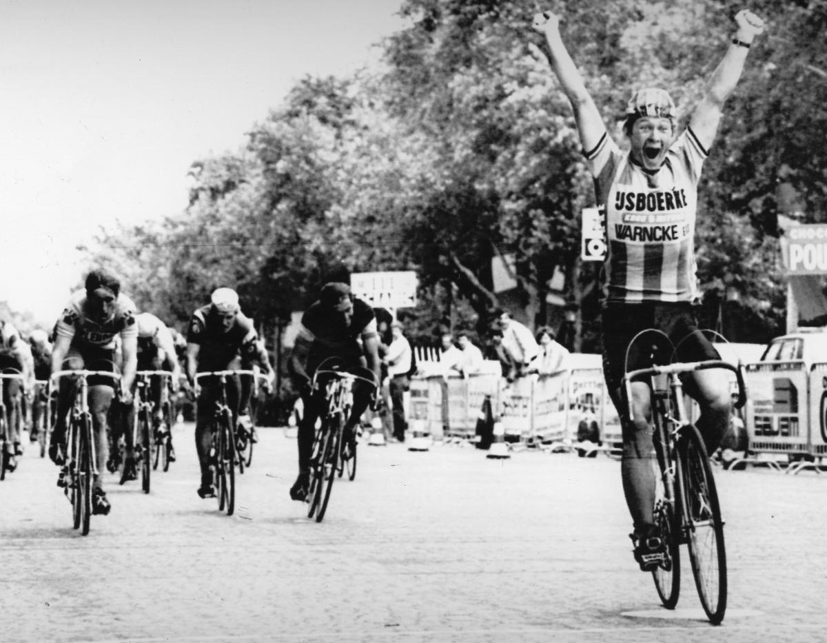 Zo vier je dus een ritzege in de Tour de France. Maar wie is deze supergelukkige West-Vlaamse wielrenner? Ontdek het in de quiz.© BELGA