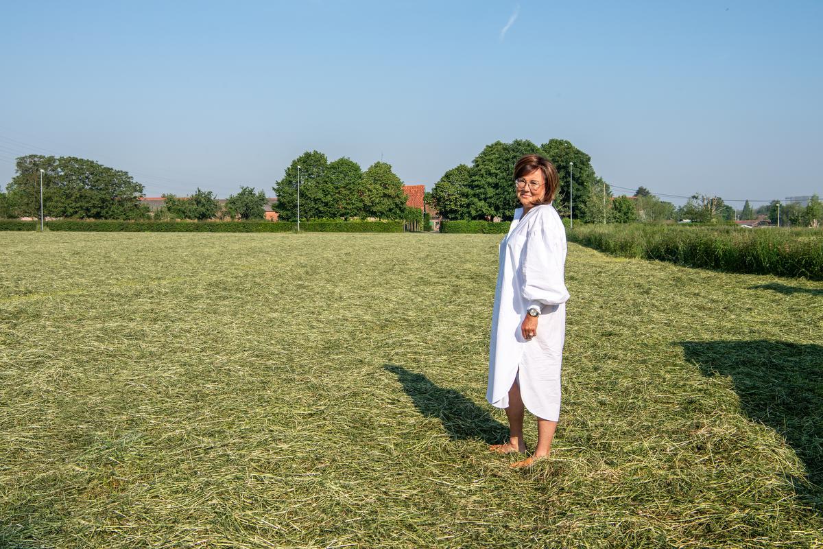 Mieke Borret van Driemo op het stuk weiland waarop het nieuwe project staks zal verrijzen. Achteraan loopt de Hazelaarstraat.©Frank Meurisse Frank Meurisse