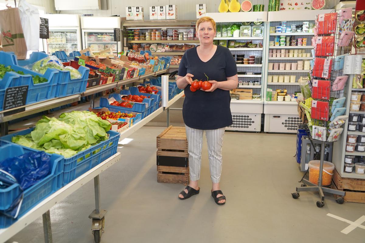 Karin Baekelandt in haar hoevewinkel.© foto Luc