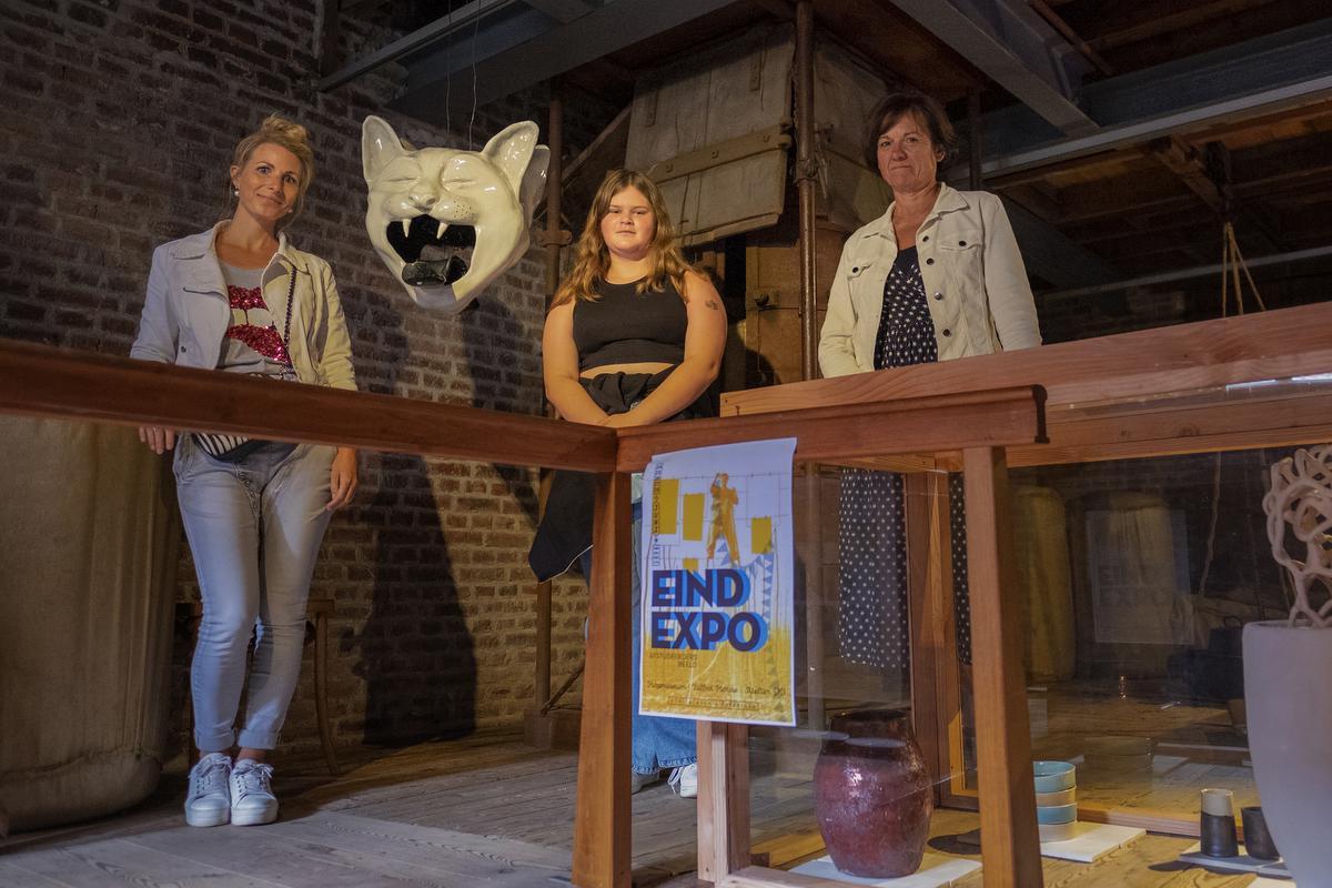We zien v.l.n.r. directeur beeldende kunsten van de Kunstacademie Stefanie Vandewalle, juniorgids Manon D'Alleine en Caroline Bequoye van de dienst Toerisme.© MD