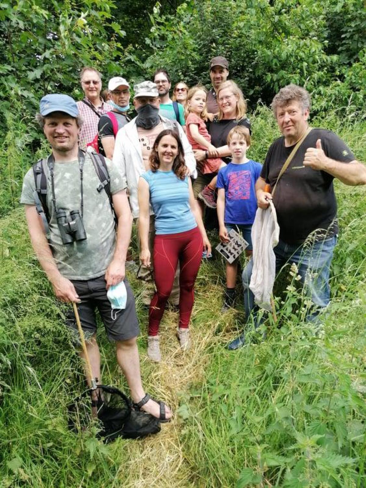 Ward Dewilde (met zwart netje, natuurgids bij NP De Vlasbek) en Johan Staelens (met wit netje, conservator van de Oude Leiearm) met een groep natuurliefhebbers. (foto ADM)