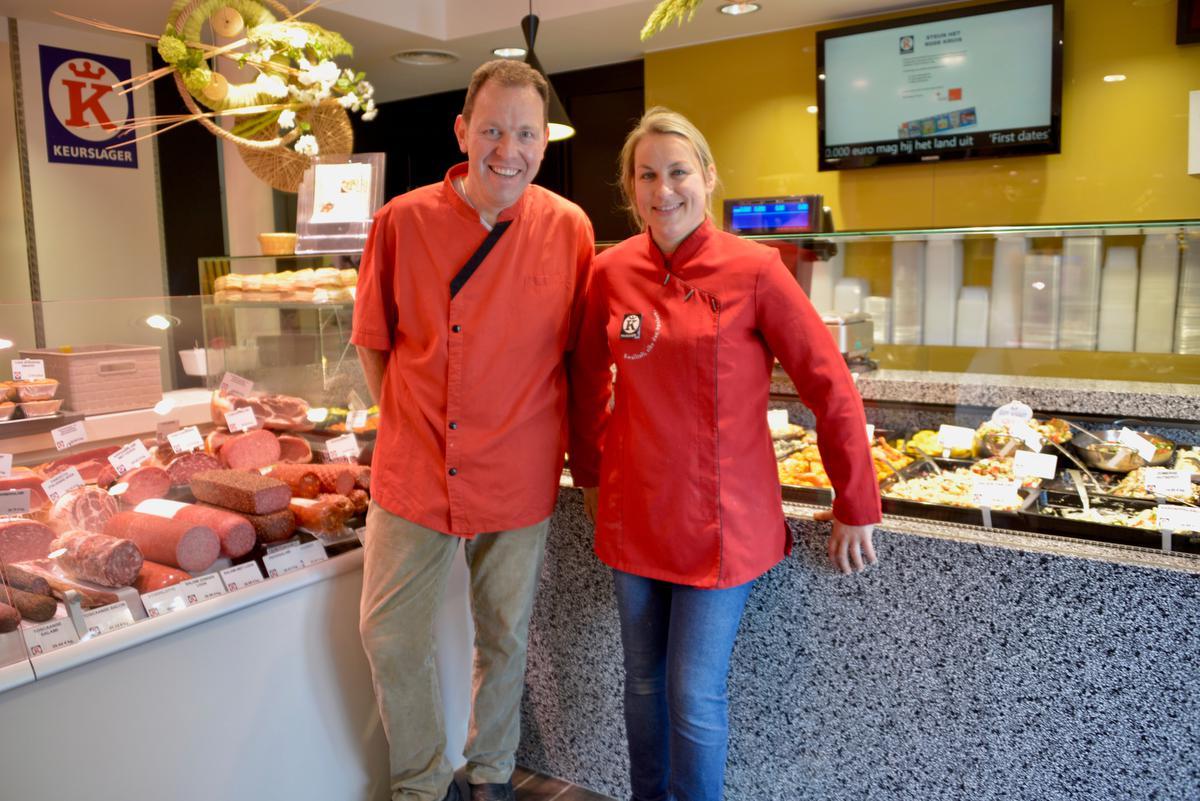 Wouter Decock en Lindsay Masson zijn fier op de titel. (foto DM)