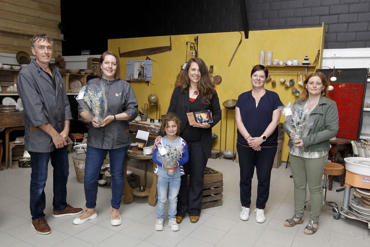 Marc en Elien Feys van De Lijsterbes, awardwinnares Kathy Bruyneel en haar dochtertje Flavie (6) met Vicky Ryckewaert van Atelier Mystique.© Foto Coghe