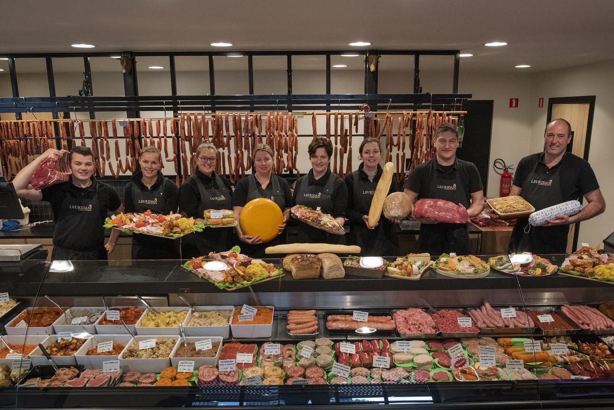 Het team van slagerij Leuridan toont zich bijzonder tevreden met de titel van ambassadeur.© Michael Depestele