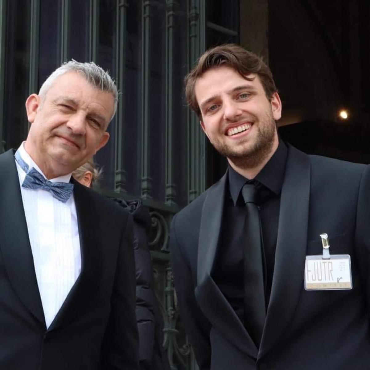 Tom aan de ingang van het Afrika Museum, samen met Peter Bulckaen.