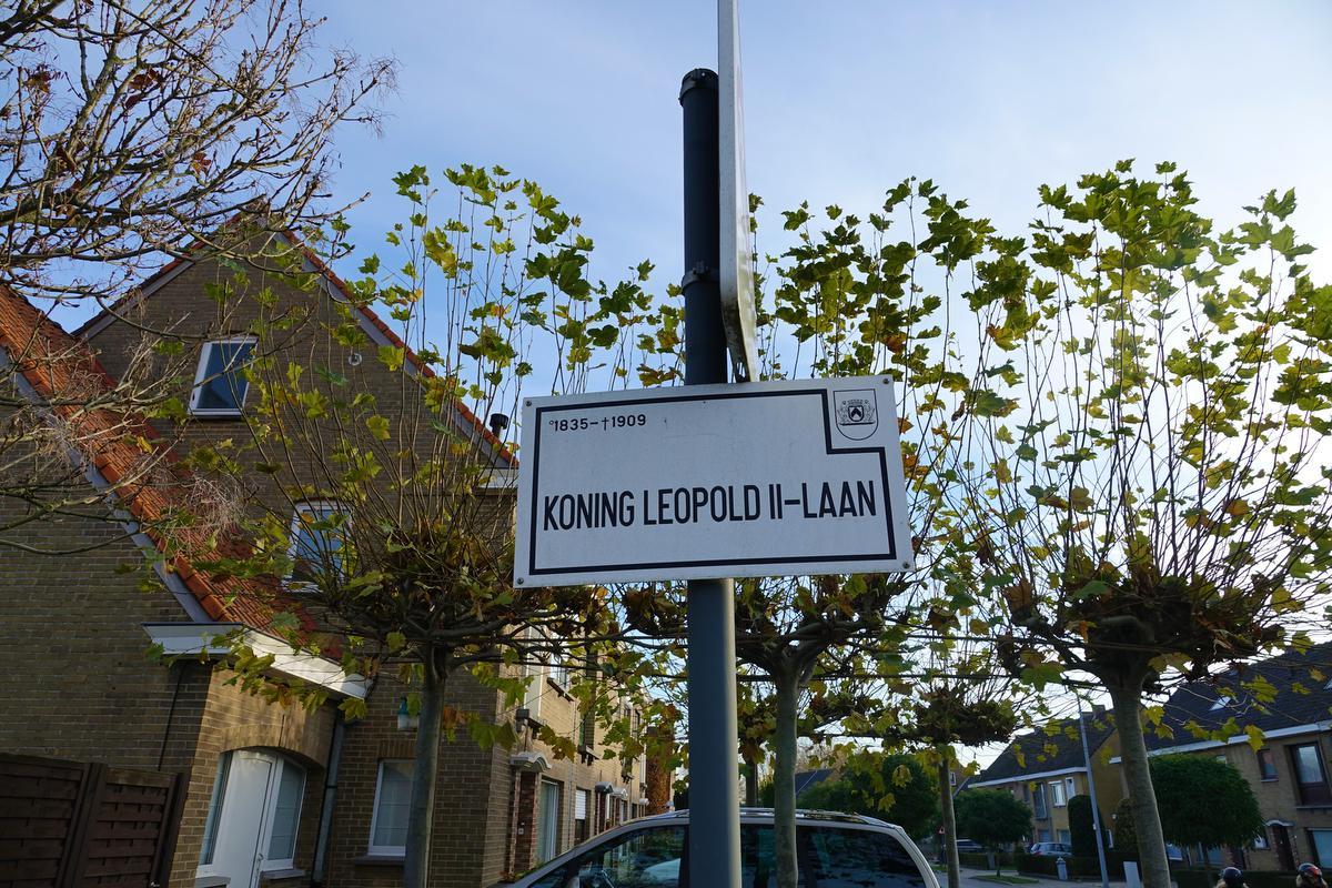 Het straatnaambordje van de Leopold II-laan in Heule werd intussen vervangen door Rosa Laperelaan.© a-AN