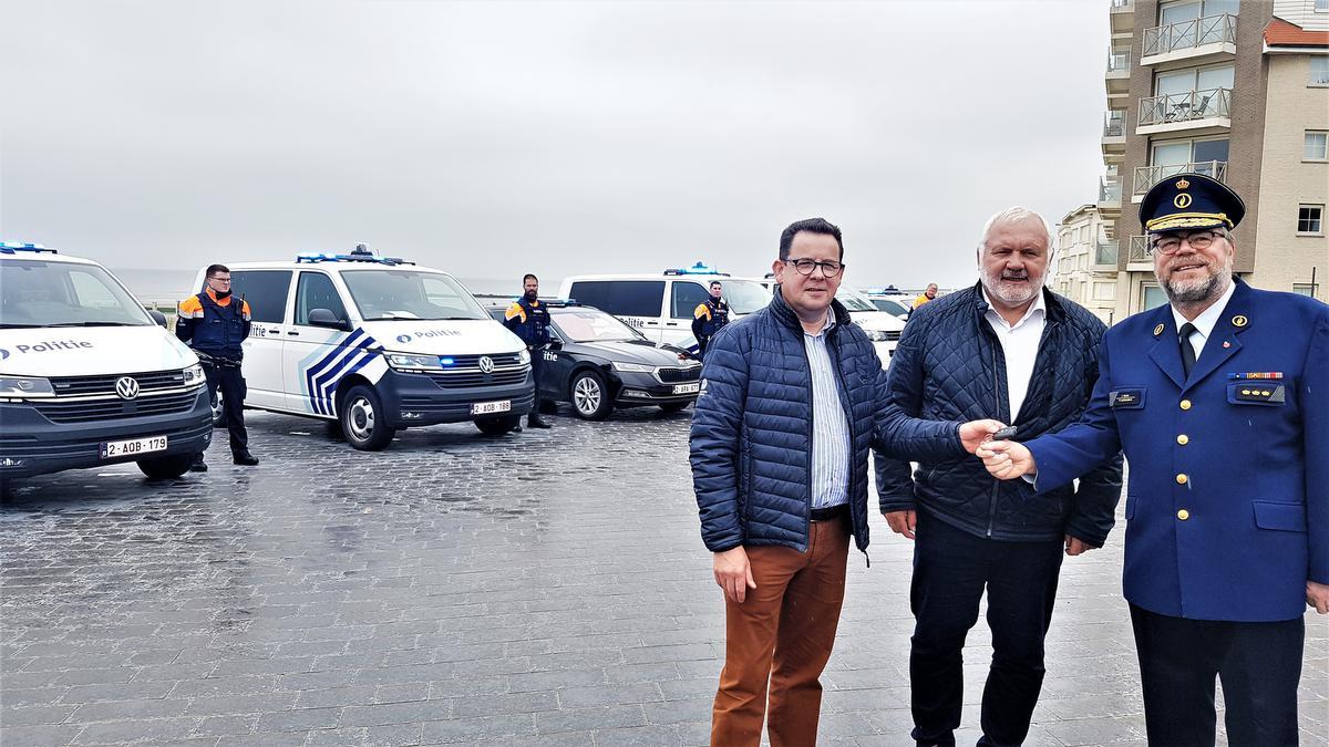 Burgemeester Dedecker en korpschef Frank Delva van de politiezone krijgen de sleutels van de nieuwe interventievoertuigen overhandigd van Kris Lagrou.© BB