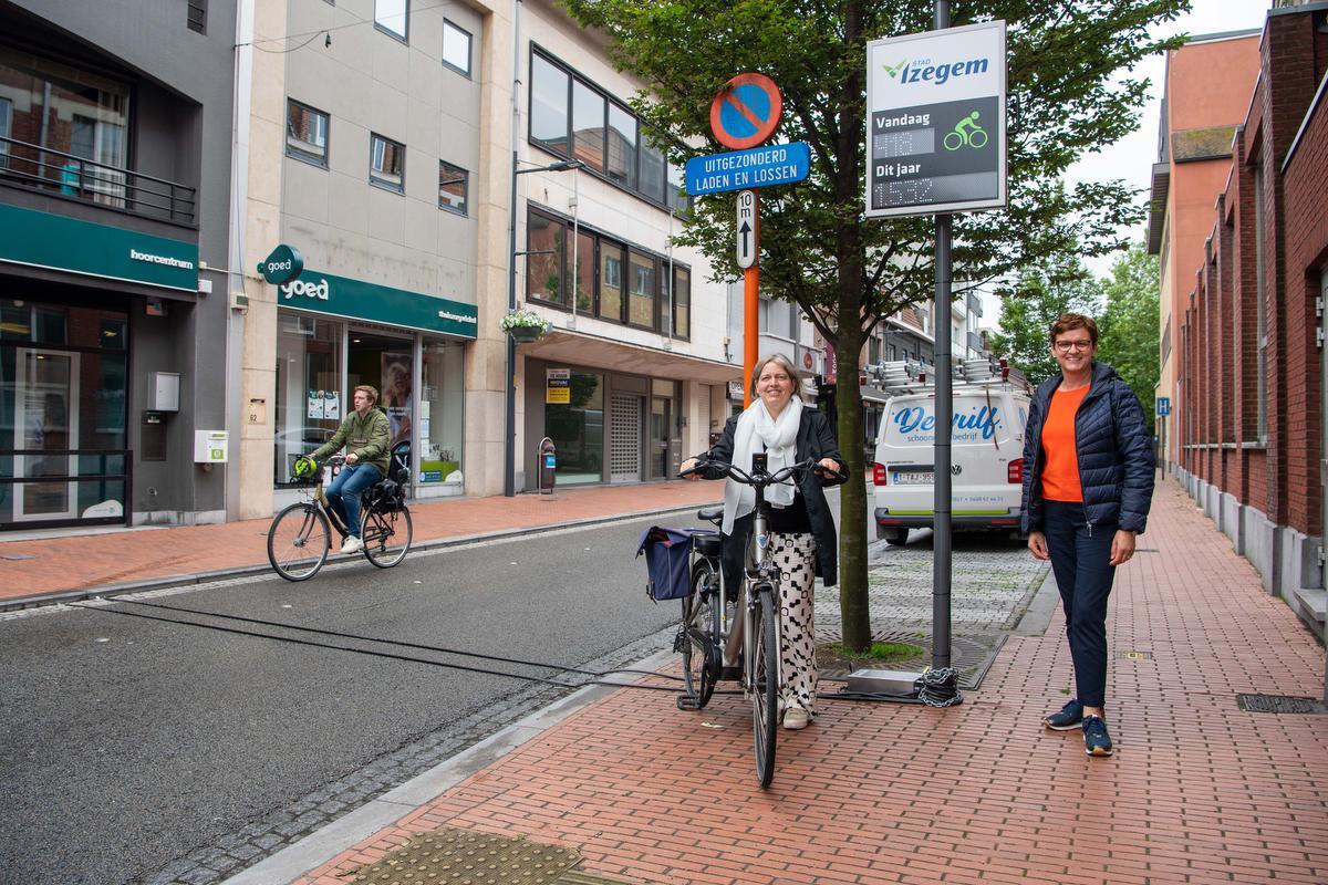 Mobiliteitsambtenaar Siska Vanhooren en schepen van Fietsbeleid Caroline Maertens bij de fietstelpaal in de Roeselaarsestraat in Izegem.©Frank Meurisse Frank Meurisse