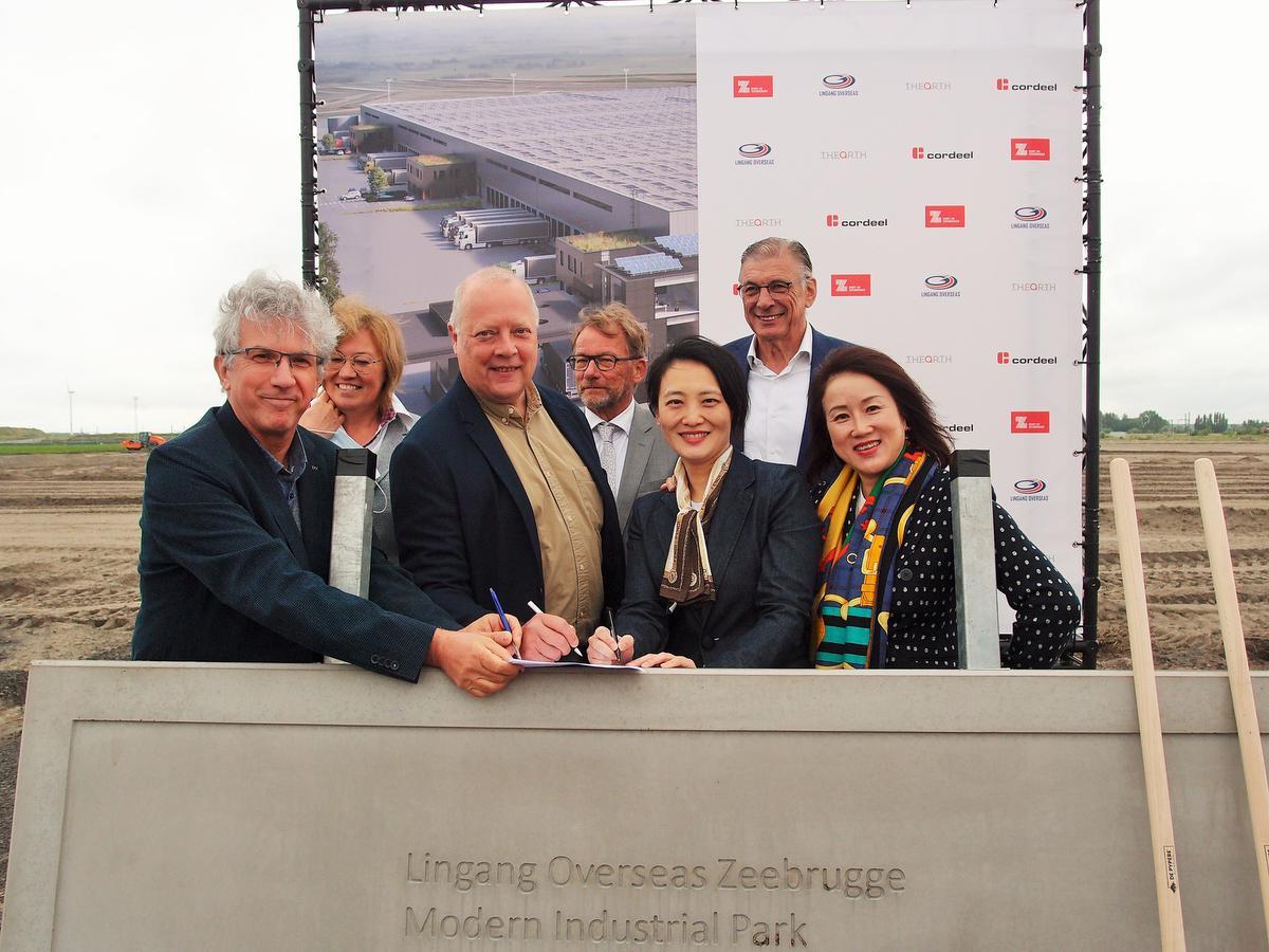 Het historisch sociaal akkoord over havenarbeid en logistiek werk werd ondertekend door Marc Cattoor (ABVV-BTB), Carla Debart (Cewez), Michael Voet (ACV-Transcom), Guy Benedictus (Cewez), Marc Adriansens (Cewez), Jie Hu (LIngang) en Jing Yang (Lingang).© RJ