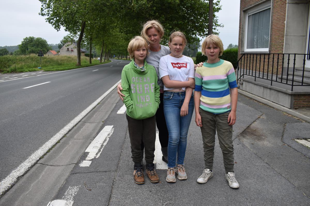 Charlotte Declercq woont samen met haar man Pieter Staelens en de kinderen Renée, Achiel en Cosette langs de Kemmelseweg.© TOGH