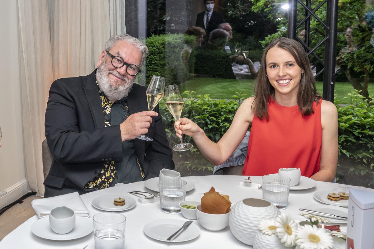 Wim Opbrouck en Saghine Lampaert klinken op hun titel van West-Vlaams Ambassadeur.© Stefaan Beel