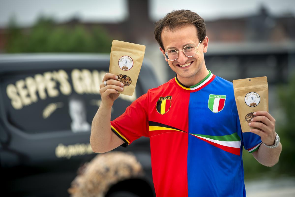 Halve Italiaan Giuseppe ‘Seppe’ Riolo slaagde niet als profvoetballer, maar scoort wel met zijn zelfgemaakte granola. (foto Joke Couvreur)©JOKE COUVREUR