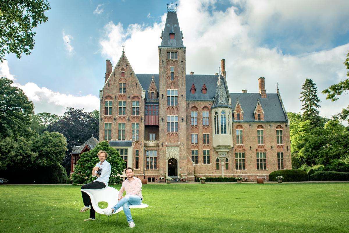 Fotograaf Christophe De Muynck en journalist Paul Cobbaert vertoeven de komende weken weer in het kasteel van Loppem.© Christophe De Muynck