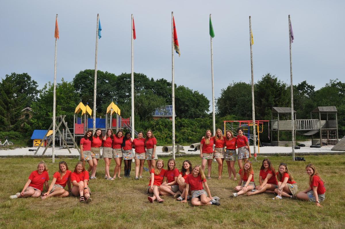 De leidsters van Chiromeisjes Zwevezele vorig jaar op kamp in Mol. (gf)