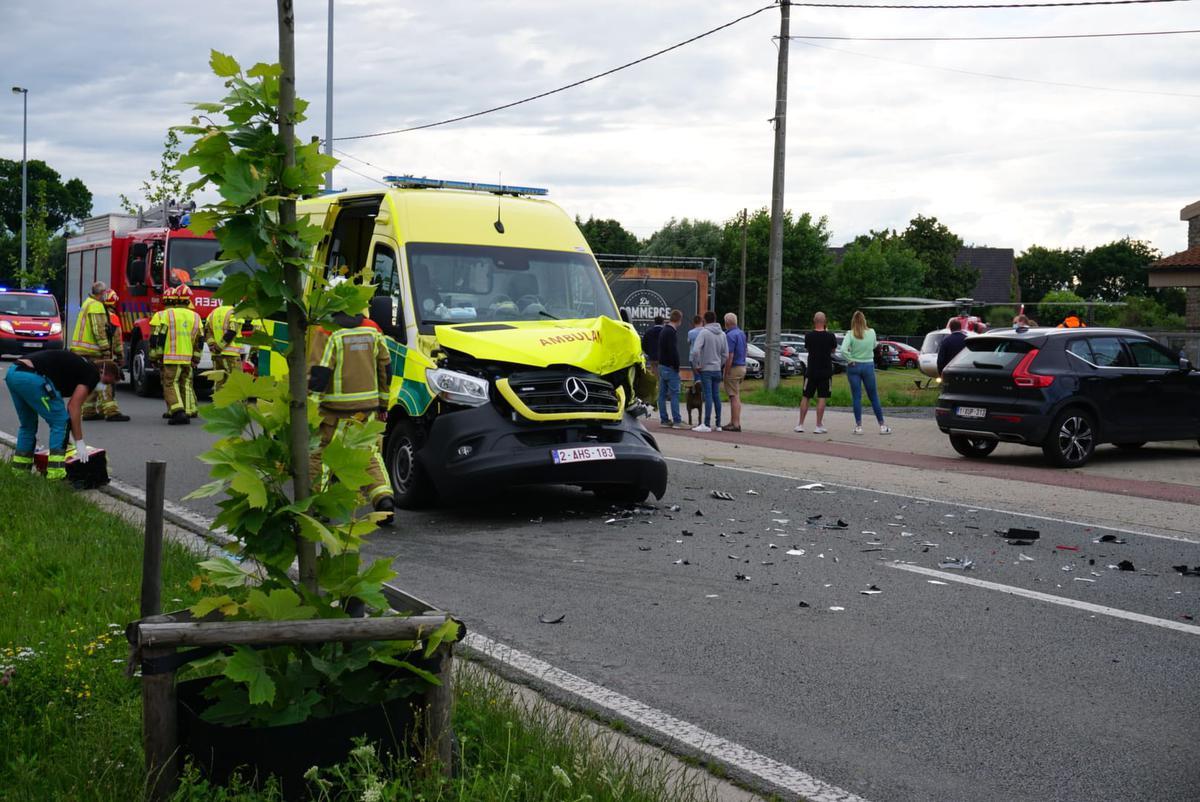 De ambulance raakte zeer zwaar beschadigd.© GS
