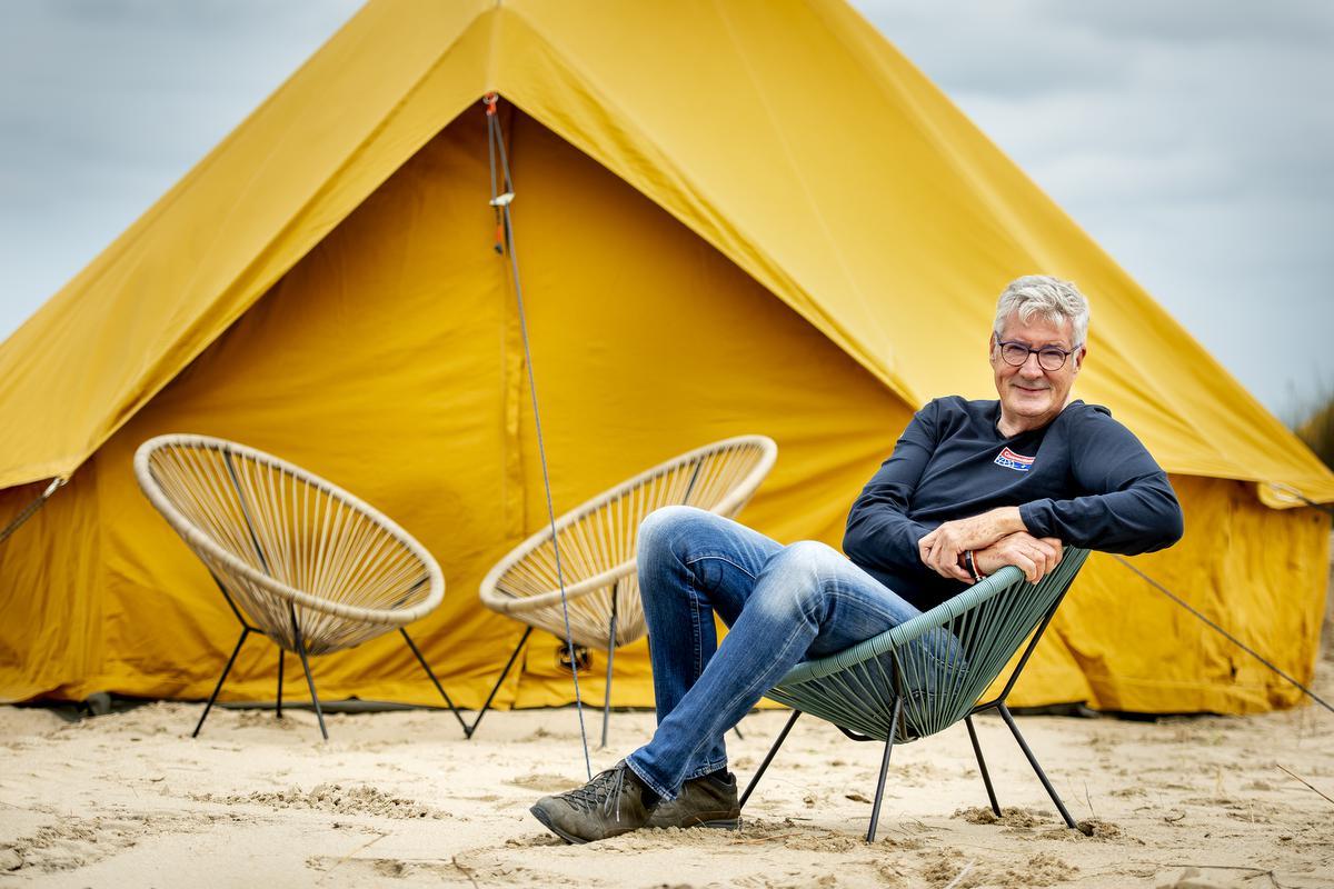 Ronny Bayens, ceo van Connections, gaat er even bij zitten. Hij heeft de luxueuze tenten helpen opzetten.© Joke Couvreur