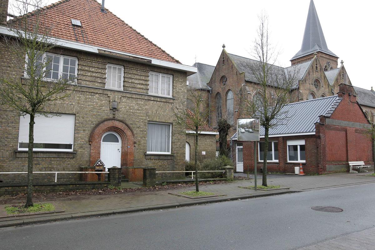 De onderpastorie en het klein zaaltje naast de kerk.© Foto Coghe