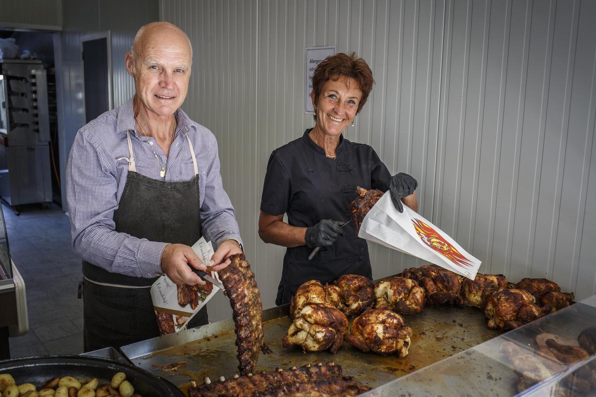 Luc Ferret en Edith Potteau in hun kippenzaak ‘t Kiekske: “We hebben lang heel erg goed gewerkt.”© Jan Stragier