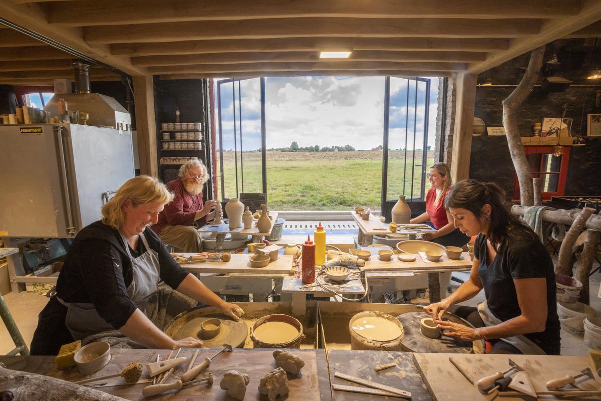 Wie bij Stefan een workshop volgt krijgt een prachtig zicht op het weidse groen rondom cadeau.©Jan D_Hondt_B Ad Westtoer