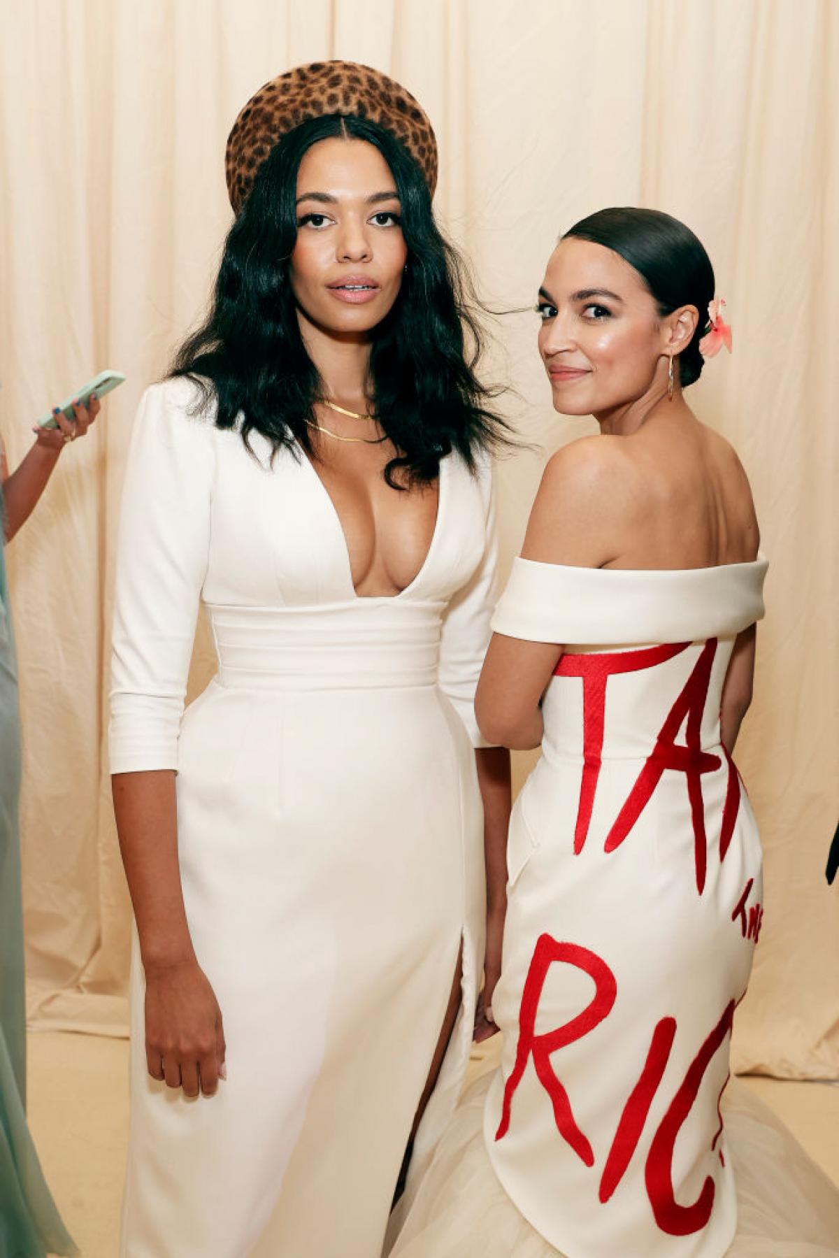 Aurora James en Alexandria Ocasio Cortez