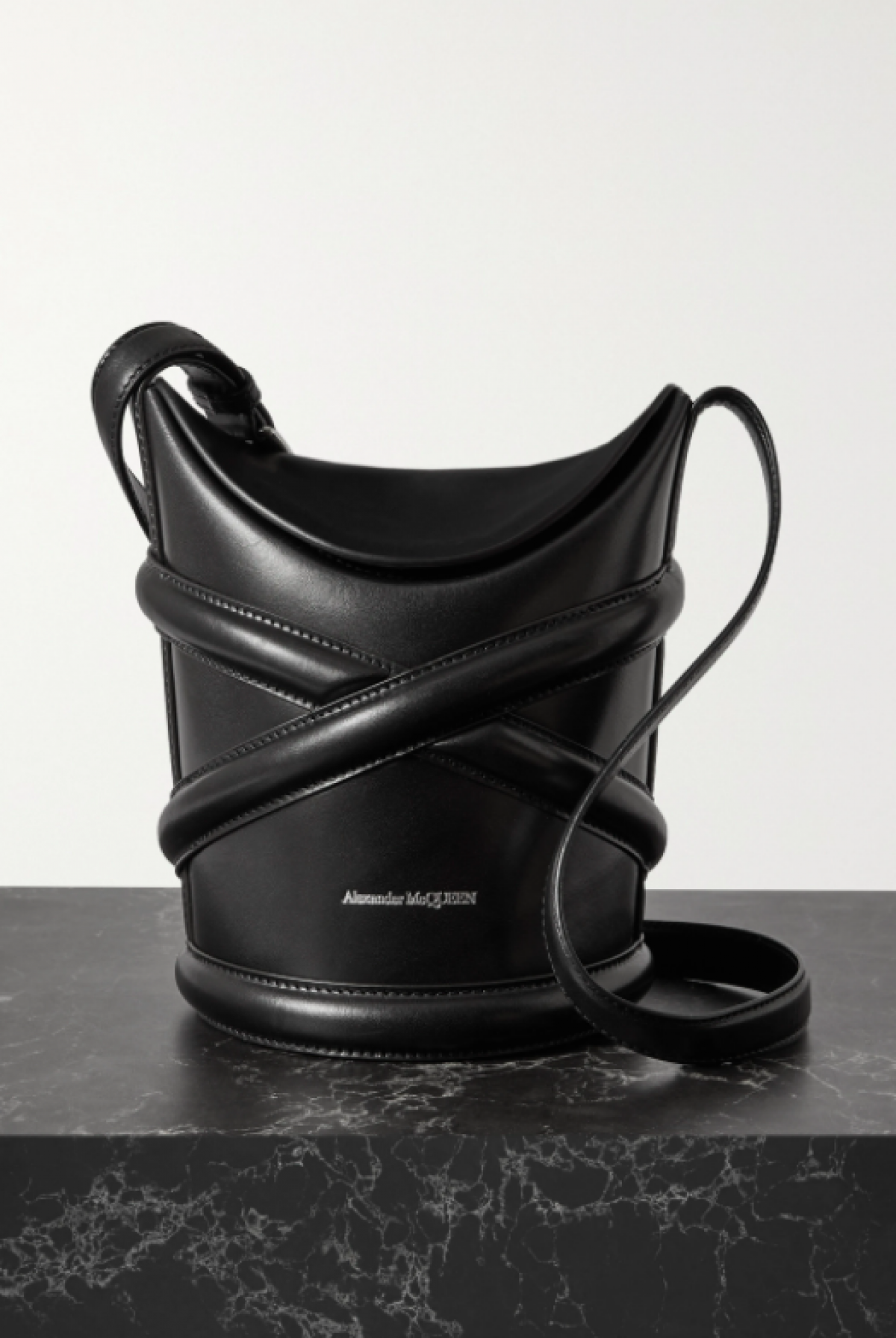 Le sac seau curve d'Alexander McQueen (CHECK)