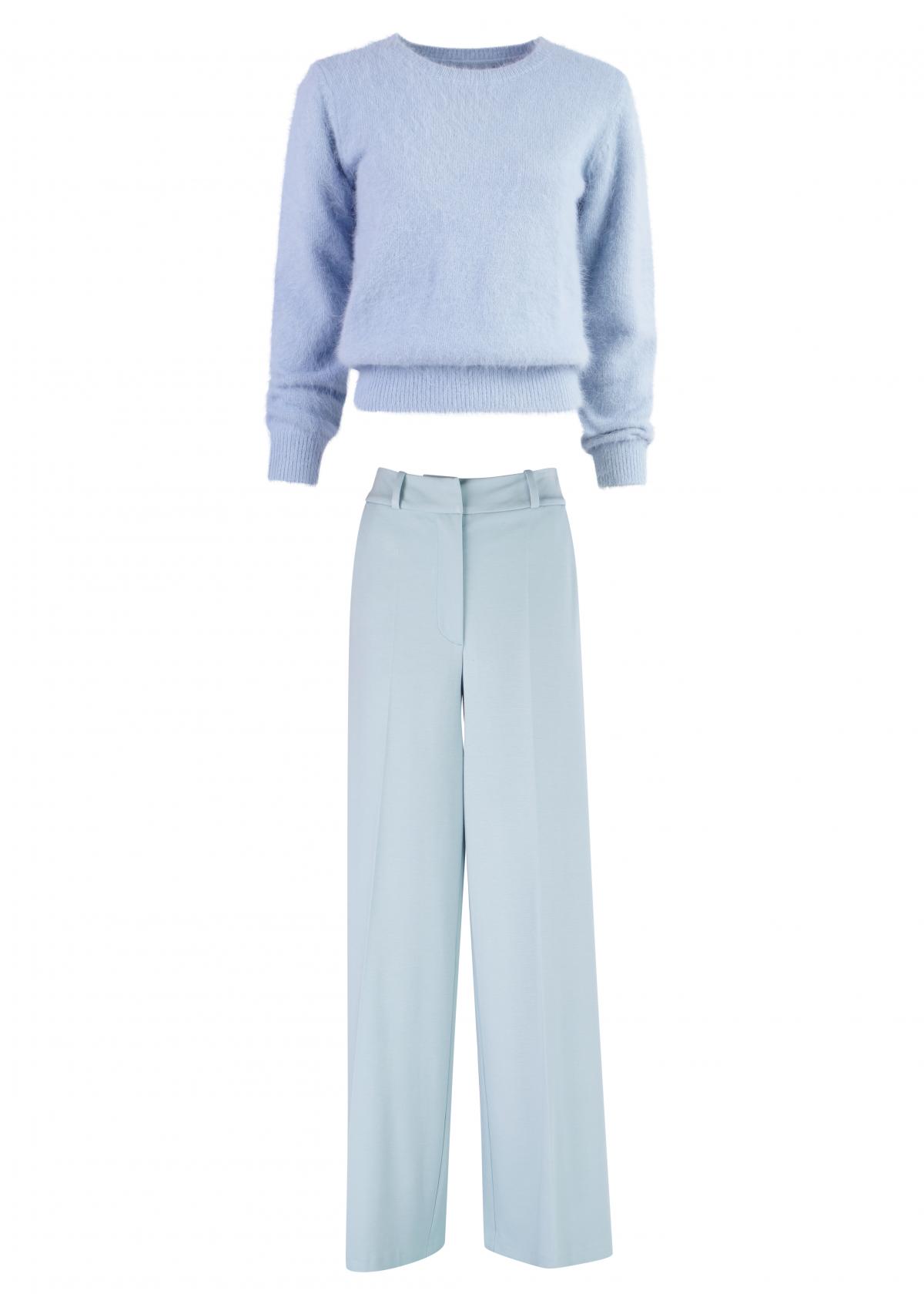 2. Pastelblauwe trui en pantalon