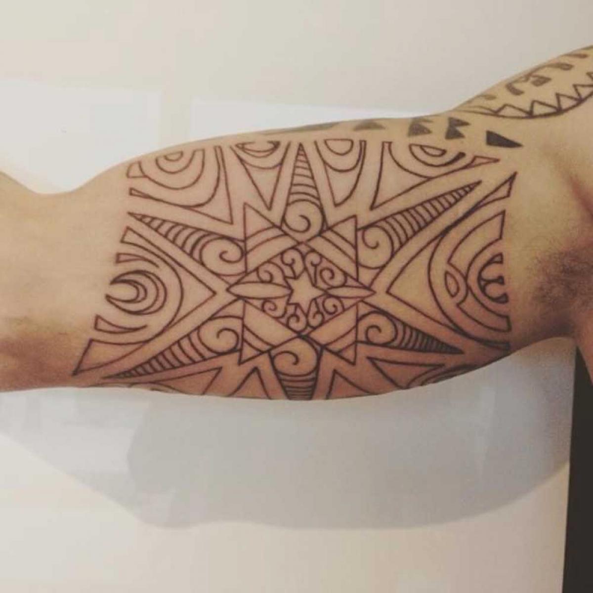 De tattoo van haar partner