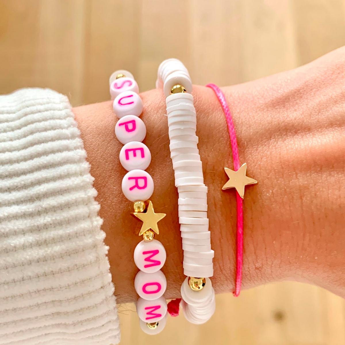 Kleurrijke en positieve armbandjes