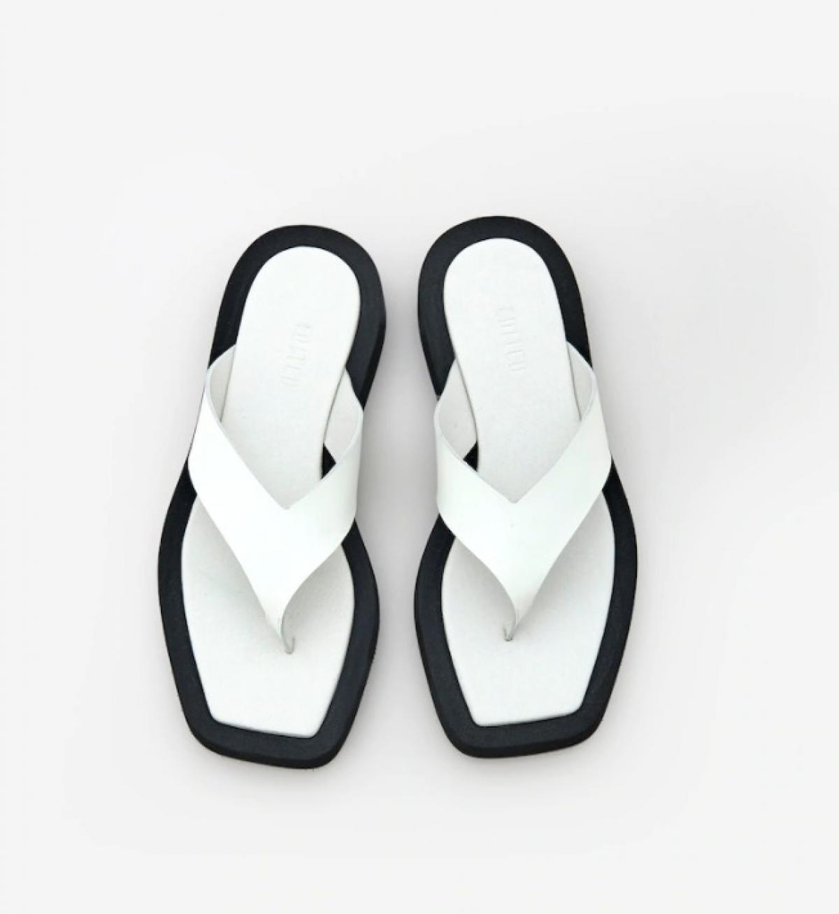 Leren teenslipper met vierkante neus