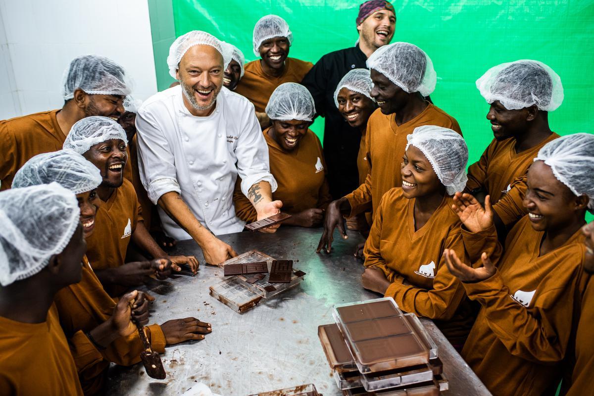 Dominique Persoone Bouwt Nieuwe Chocoladefabriek In Hartje Afrika En ...