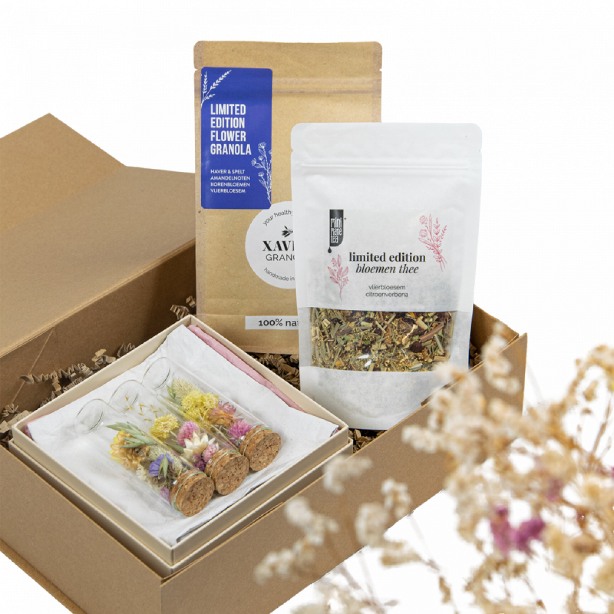Geschenkbox met bloemengranola, thee en droogbloemetjes
