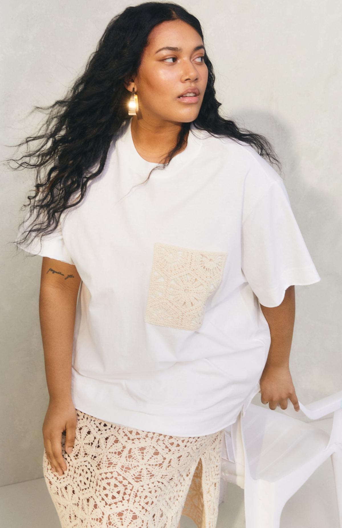 T-shirt met crochet borstzakje 