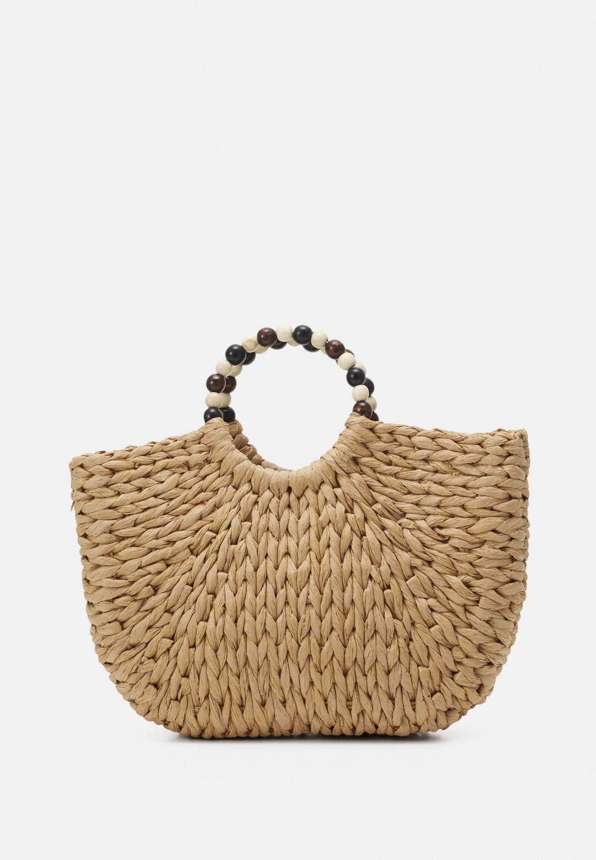 Le sac orné d'une anse en perles en bois